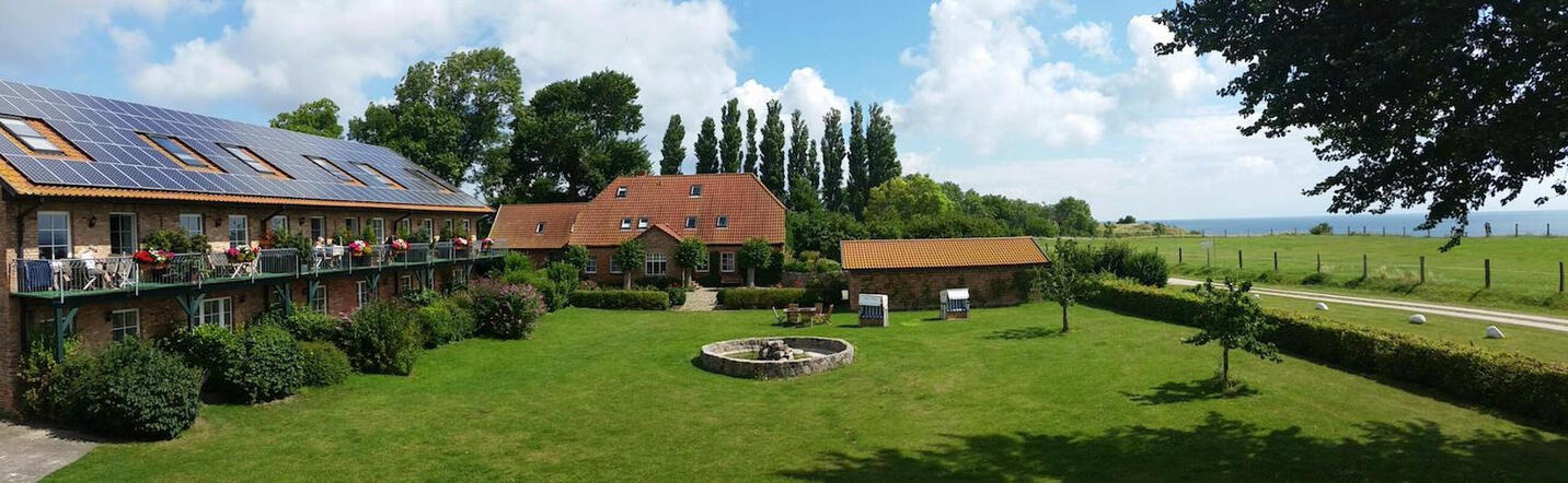 Blick auf Scheune und Bauernhaus