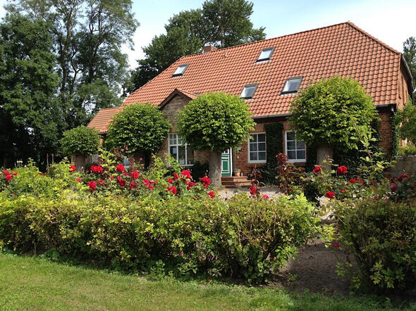 Bauernhaus mit Rosenbeet Bauernhaus mit Rosenbeet