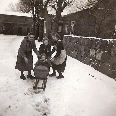 1952 Schlittenfahren mit 3 Generationen