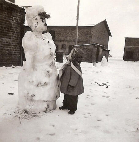 1952 Winter mit Schneemann