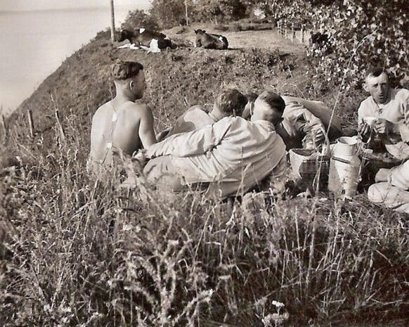 1943 Pause am Hochufer 1943 Pause am Hochufer