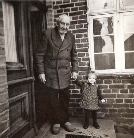 1952 Wilhelm Kracht mit Enkelin Karin 1952 Wilhelm Kracht mit Enkelin Karin