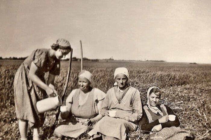 1939 Irene Kracht mit Landarbeiterinnen