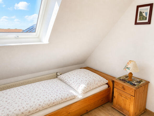2. Schlafzimmer 2. OG links 2. Schlafzimmer 2. OG links