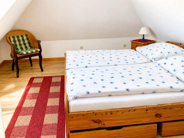 Schlafzimmer 2.OG, Blick zum Giebel Schlafzimmer 2.OG, Blick zum Giebel