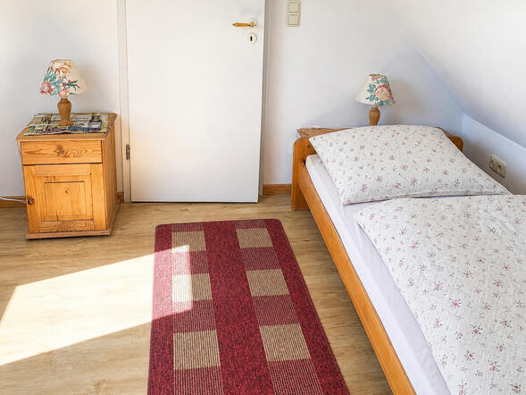 2. Schlafzimmer 2. OG rechts 2. Schlafzimmer 2. OG rechts