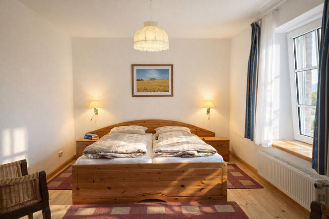 Schlafzimmer mit Doppelbett