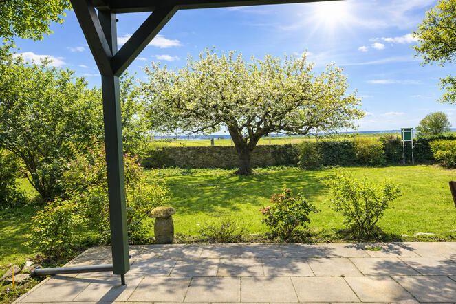 Blick von der Terrasse in den Garten und zum Meer