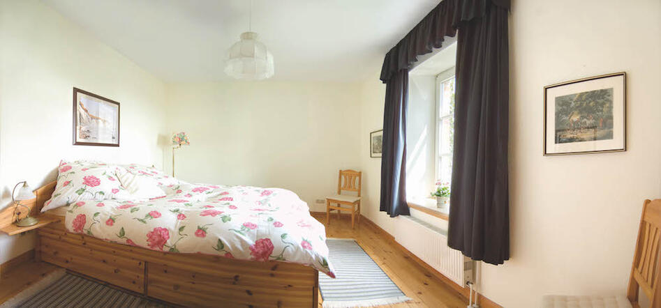 Schlafzimmer mit Doppelbett