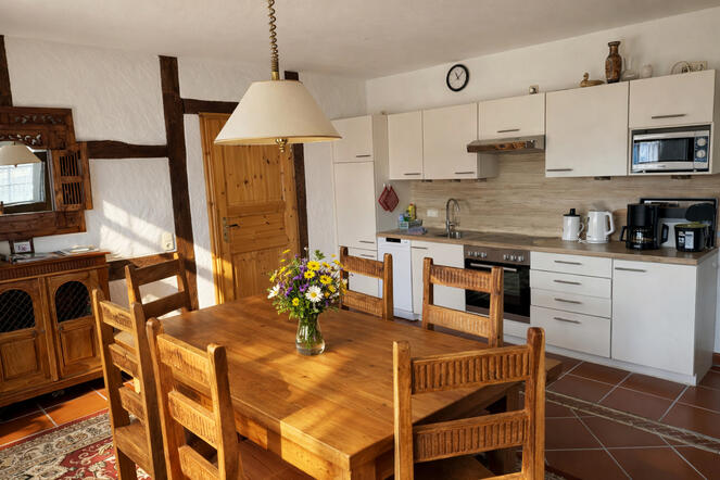 Essbereich mit Blick zur Küchenzeile