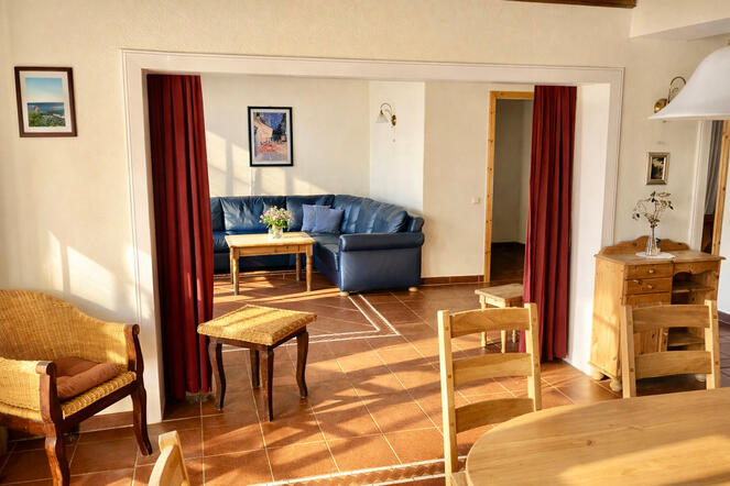 Blick vom Essbereich zum Wohnbereich