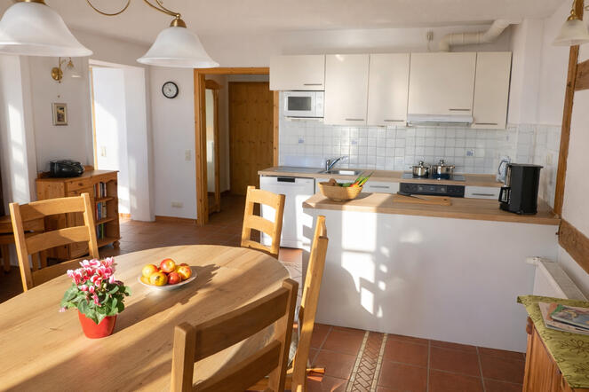 Blick vom Essbereich zur Küche