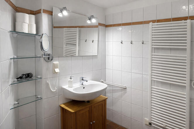 Bad links, Waschbecken