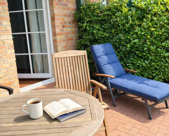 Terrasse mit Liegestuhl Terrasse mit Liegestuhl