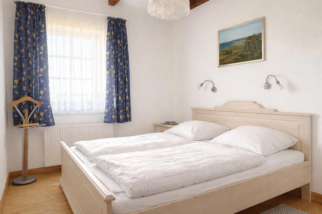 Schlafzimmer, Blick zum Fenster