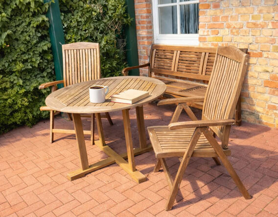 Terrasse mit Tisch und Stühlen