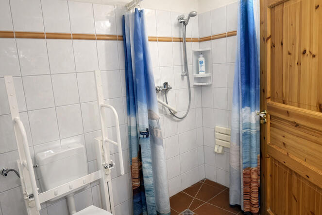 Bad links, Dusche Bad links, Dusche