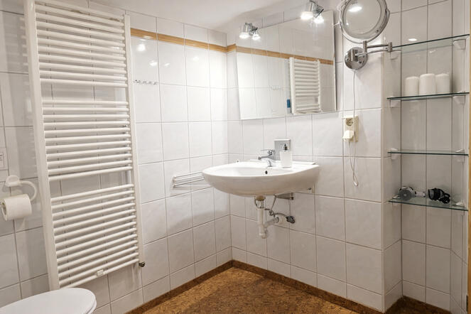 Bad rechts, Waschbecken