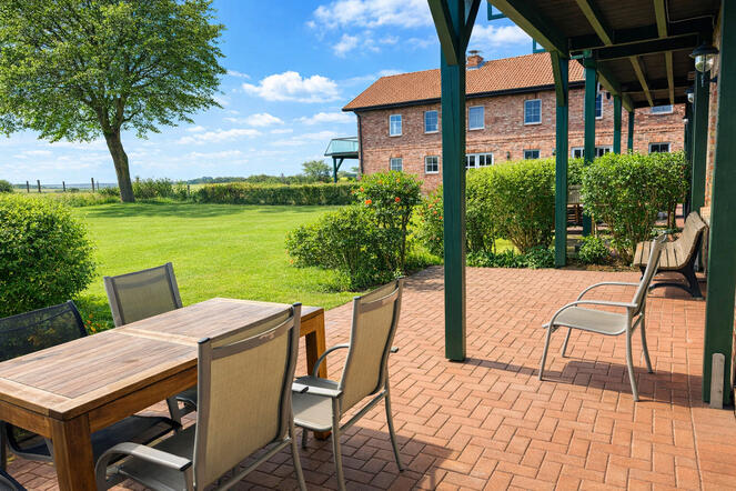 Terrasse mit Blick zum Wellnessgebäude